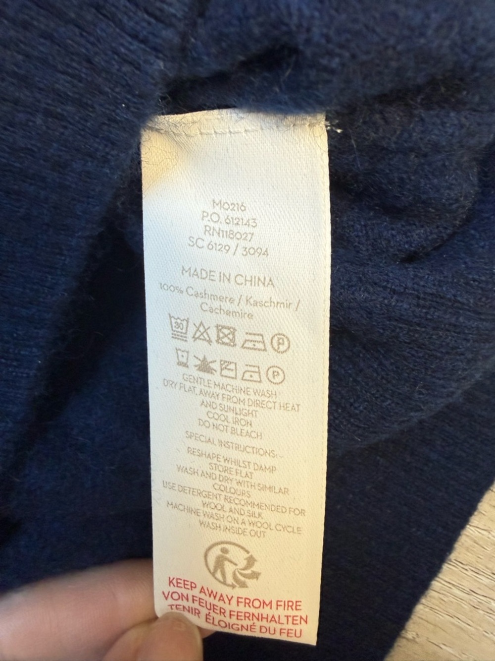 BODEN - Women's Navy V-Neck 100% Cashmere Sweater - Size M - Picture 6 of 7